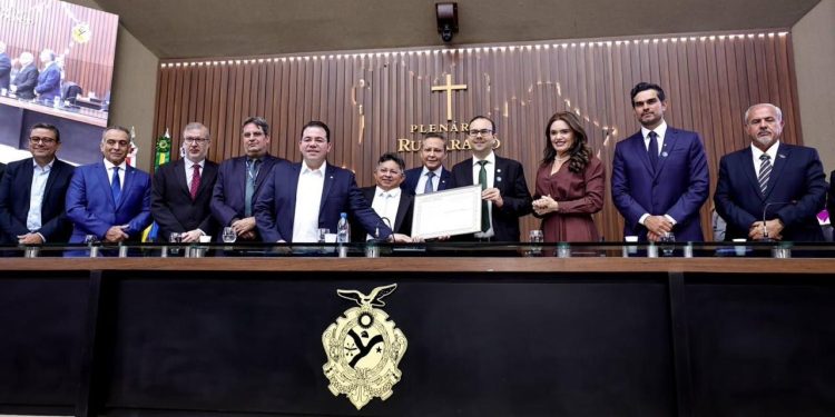 Adjuto Afonso homenageia ACA pelos 155 anos e entrega lei que reconhece a entidade como Patrimônio Cultural