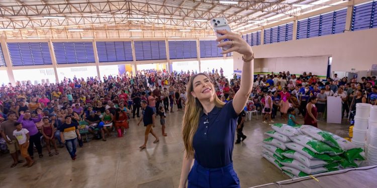 Primeira-dama Thaisa Cidade acompanha Governo Presente com serviços de saúde, assistência social e cidadania em Tefé