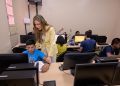 Thaisa Cidade acompanha início de curso inédito de Informática do Cetam para adolescentes com TEA