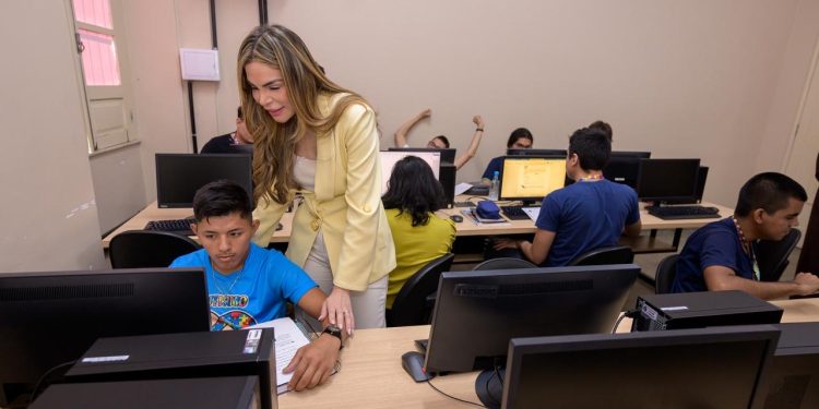 Thaisa Cidade acompanha início de curso inédito de Informática do Cetam para adolescentes com TEA