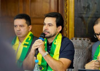 Capitão Alberto Neto critica “manicômio tributário” e cobra apoio a empresários em reunião da ACA