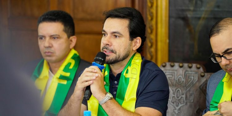 Capitão Alberto Neto critica “manicômio tributário” e cobra apoio a empresários em reunião da ACA