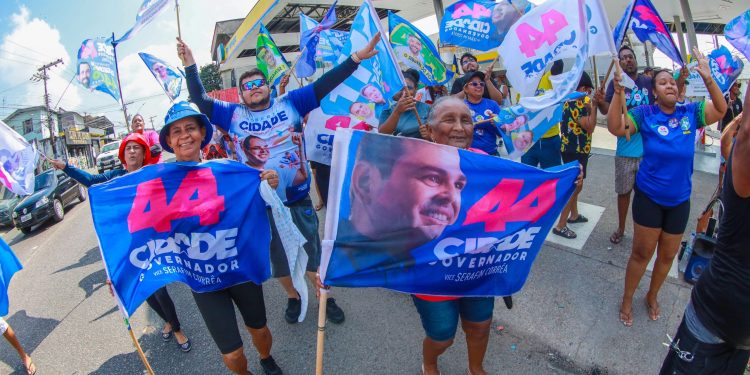 Apoiadores de Roberto Cidade realizam bandeiraços em todas as zonas de Manaus na manhã deste sábado (5)