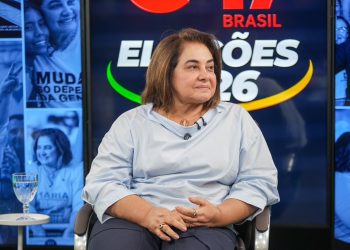 Professora Maria confronta prefeitos aliados a Omar Aziz sobre abandono da população do interior