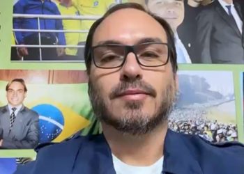 Carlos Bolsonaro declara voto: ‘É Maria e Flávio 22’