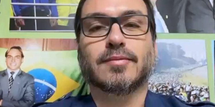 Carlos Bolsonaro declara voto: ‘É Maria e Flávio 22’