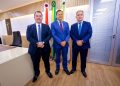 Adjuto Afonso recebe desembargador Délcio Santos em visita institucional à Aleam